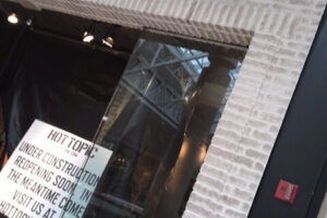 hot-topic-exterior3